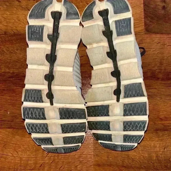 On Cloud Women Sneaker size 8 - Picture 2 of 4